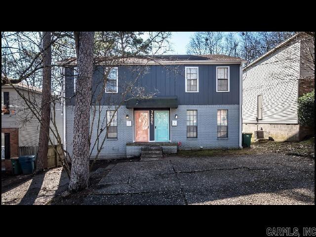 *LITTLE ROCK* FURNISHED DUPLEX IN MIDTOWN!! This 2 Bedroom And 1.5 Bathroom Unit Comes Furnished And Includes All Kitchen Appliances And Washer/Dryer! Beautiful Back Deck Overlooking Large Backyard! Pad For Parking! PET FRIENDLY!! AVAILABLE NOW!!!