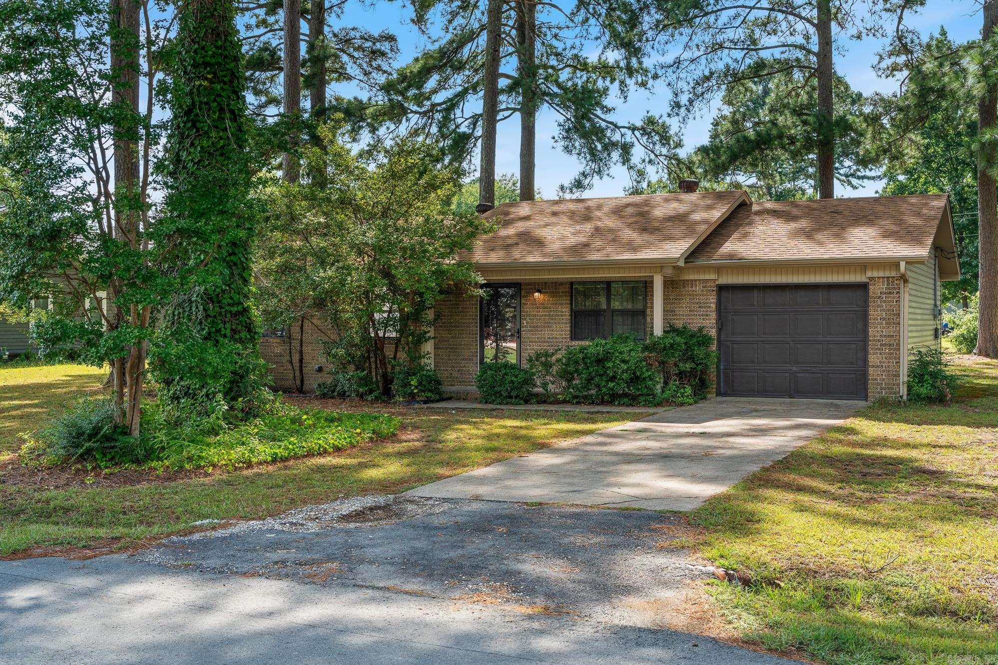 Nice starter home just waiting on your family! Fresh paint and some new flooring. 3 bedrooms 1 and 1/2 baths ranch style. Big lot with large backyard in an established neighborhood close to city rec center and city ballparks.