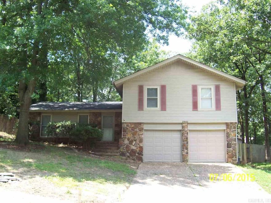Nice Rock/Brick/Vinyl 3 bedroom, 2 bath home.  Numerous Updates. New Roof, New Carpet, New Stove, vent-a-hood. New dishwasher. 2 new garage doors. Many other features.