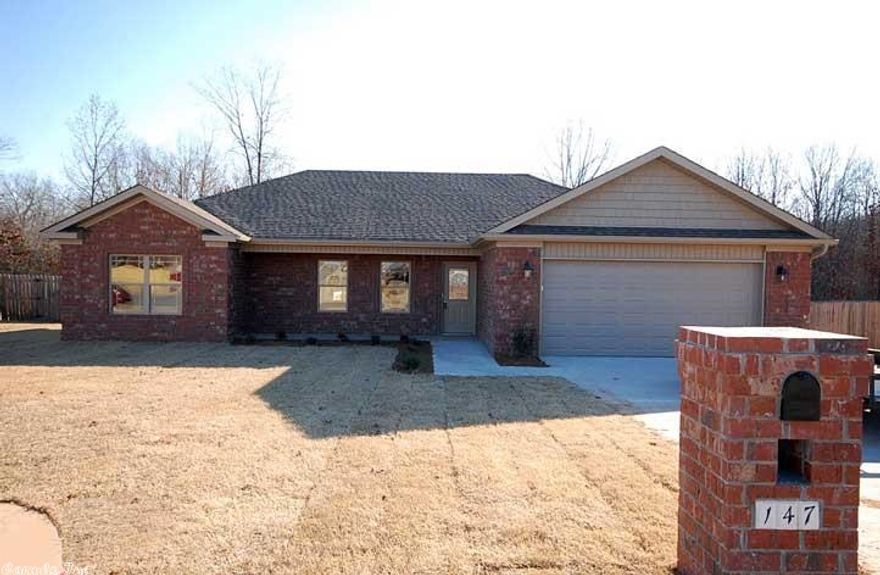 BRAND NEW 3/2 HOME WITH OPEN FLOORPLAN! MASTER BATH HAS JETTED TUB AND SEPARATE SHOWER. SPLIT BEDROOM PLAN. JUST COMPLETED AND READY FOR NEW OWNERS!