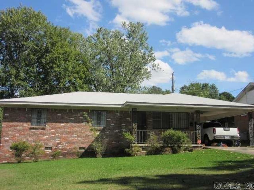 MOVE IN SPECIAL! HALF OFF FIRST MONTH’S RENT! Cute 3BD/2BA in midtown Little Rock that is waiting for you to call home. Hardwood flooring throughout most of living spaces. Granite countertops in kitchen. Breakfast bar and dining area. Spacious laundry room. Nice size yard that is perfect for anyone with kids or pets. The lease for this property is for 2 years with a 3% increase after the first year. Income has to be 3x the amount of rent. This property does not accept section 8.
