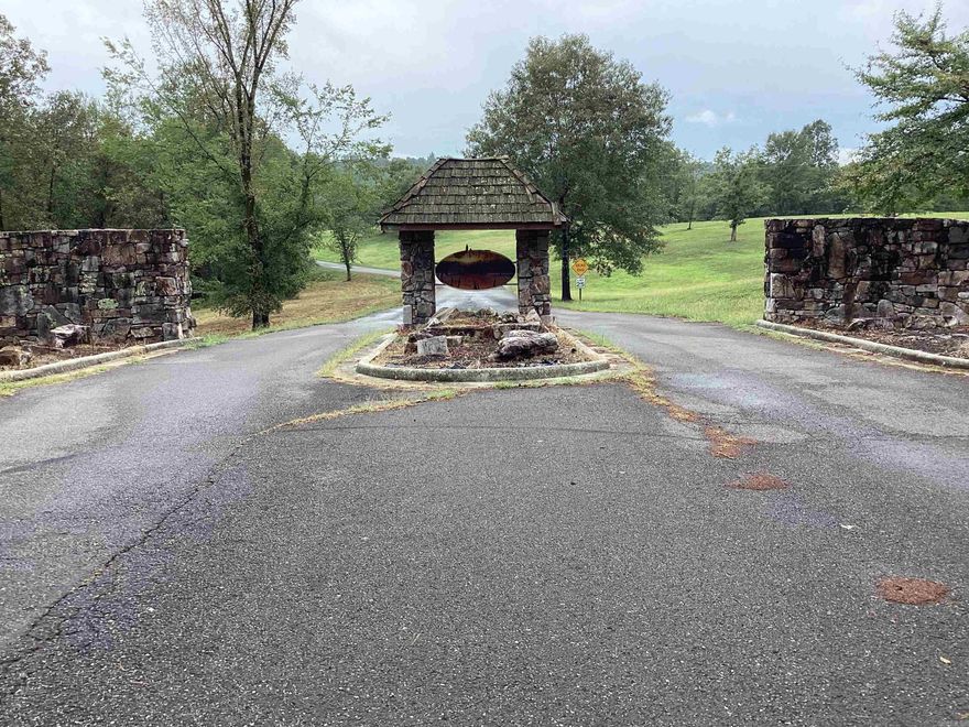 Lake Hamilton School district. Only 15 minutes to Brady Mtn on beautiful Lake Ouachita 20 minutes to Oaklawn Park.