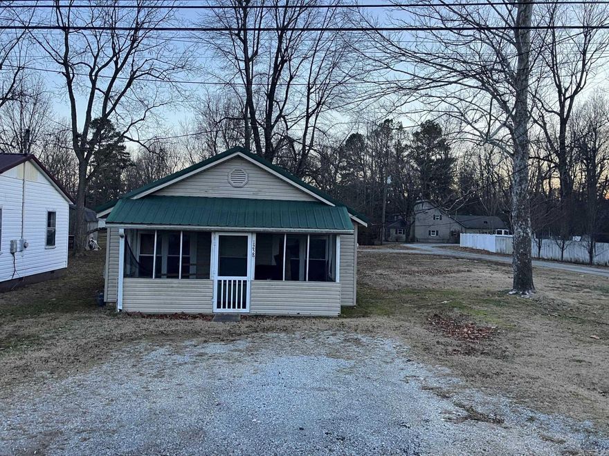 This 572sqft, 1BR, 1BA, home is the perfect little starter home for a single guy. This cozy home sits on a 98x70 (.16acers) lot on Heritage Park Road.