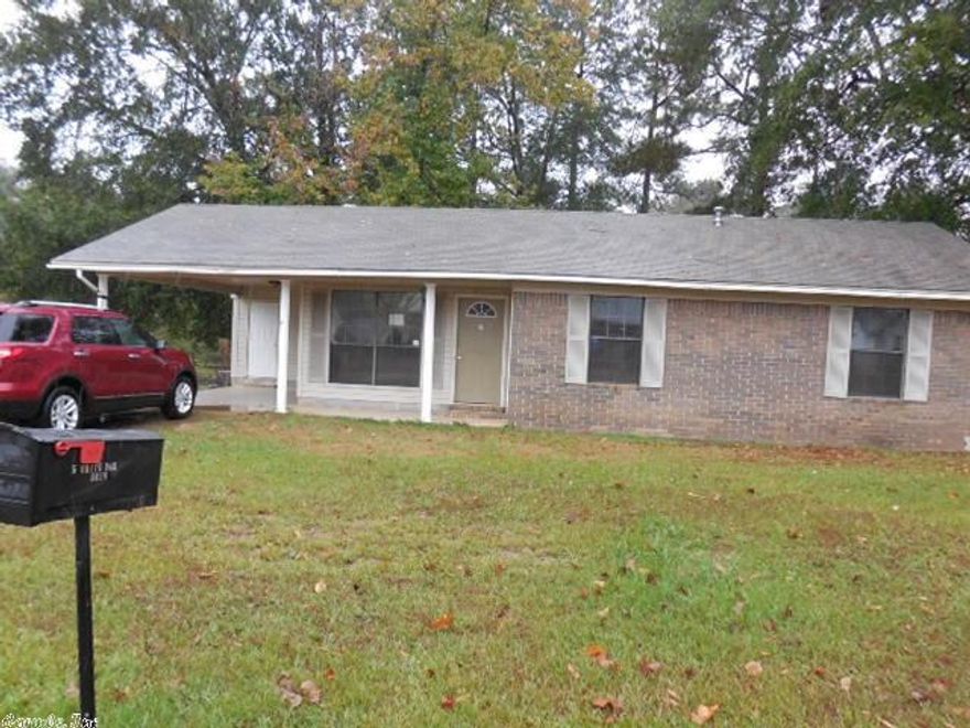 AUCTION.com  Auction.com  This property is now under auction terms.  This property is subject to a 5% buyer's premium pursuant to the Auction Terms & Conditions (minimum may apply).  This is a reserve auction and all offers are subject to seller approval.  Please contact listing agent for details.  Good first time home with low payments.  3BR/1.5BA, vinyl siding, large backyard.