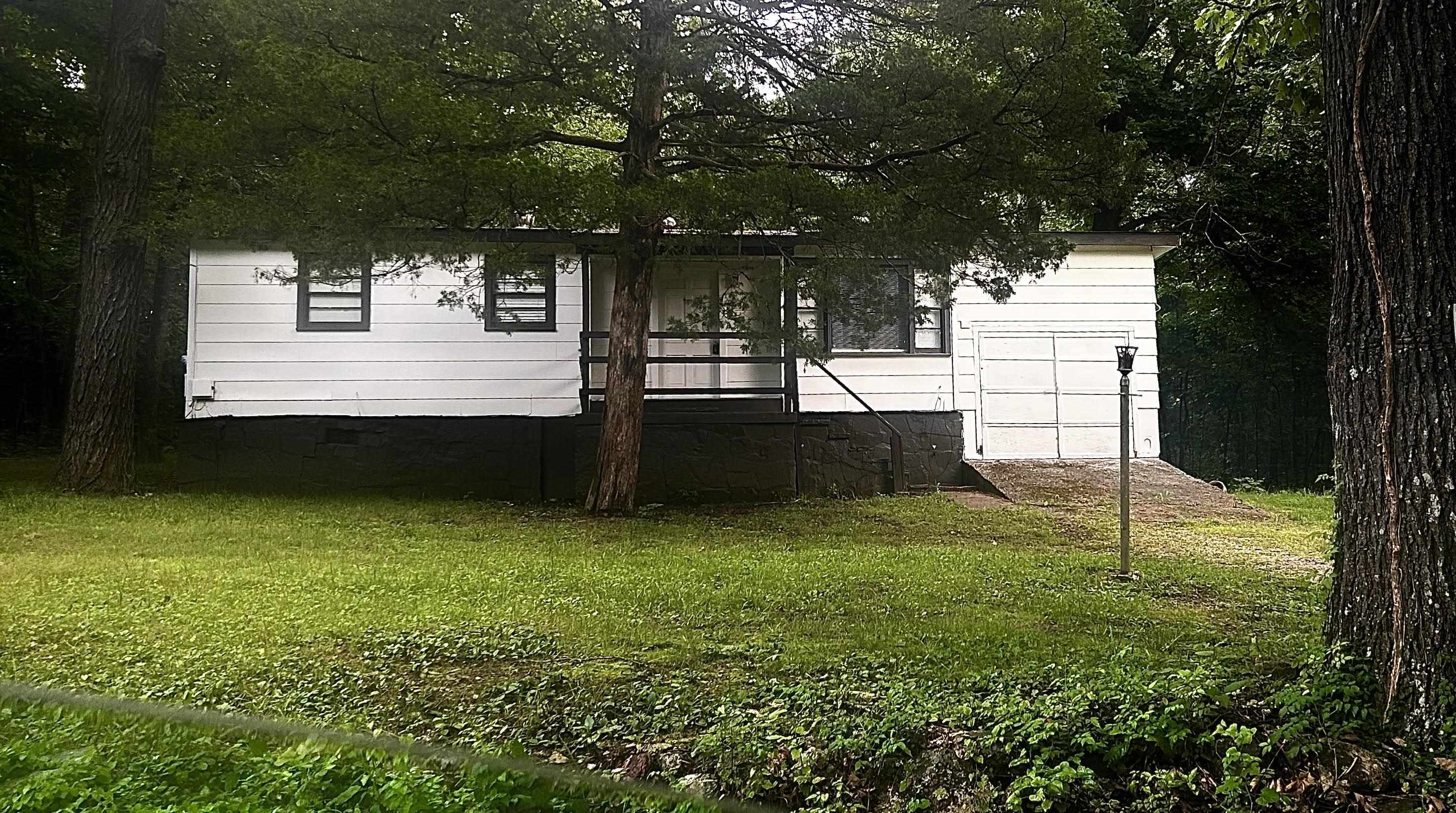 Charming 3-bedroom, 1-bath home in Cherokee Village with a spacious layout and peaceful setting near lakes, schools, and shopping. Offered for lease at $895/month with first and last month’s rent due at signing.