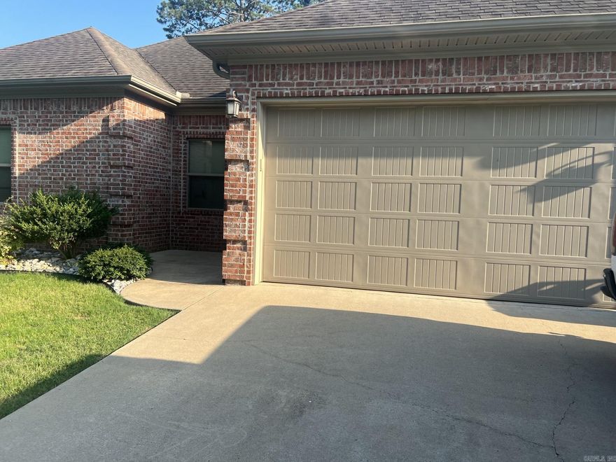 Beautiful 3 bedroom 2 bath home, with a fully fenced in back yard. Right off Springhill.