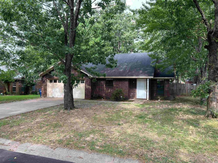 Adorable 3 bedroom, 2 bath home right in the middle of Conway. Cute neighborhood, down the street from UCA, downtown Conway and Walmart. Large, private, well-shaded, and fenced in backyard.  Application fee $35. Income Requirement is 3 X monthly rent.