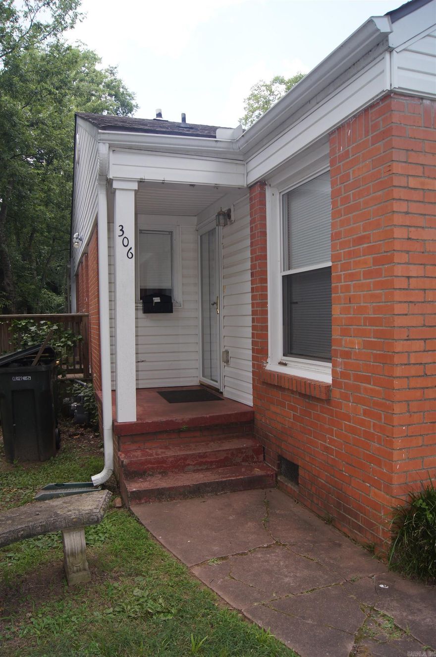 Non Smoking 1 Bedroom 1 Bath home with hardwood floors throughout. Located in the Capital View area of Little Rock. This home has a Dining area, Faux fireplace, and shared fenced backyard. Assigned parking. The kitchen is furnished with gas range and fridge. Also included are ceiling fans, mini split heat and air, stacked washer and electric dryer included.