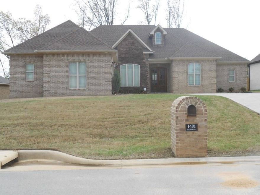 Custom home. Lots of extras. Custom cabinets, office, custom screen porch, tile shower, and rock surround tub. Gorgeous!!
