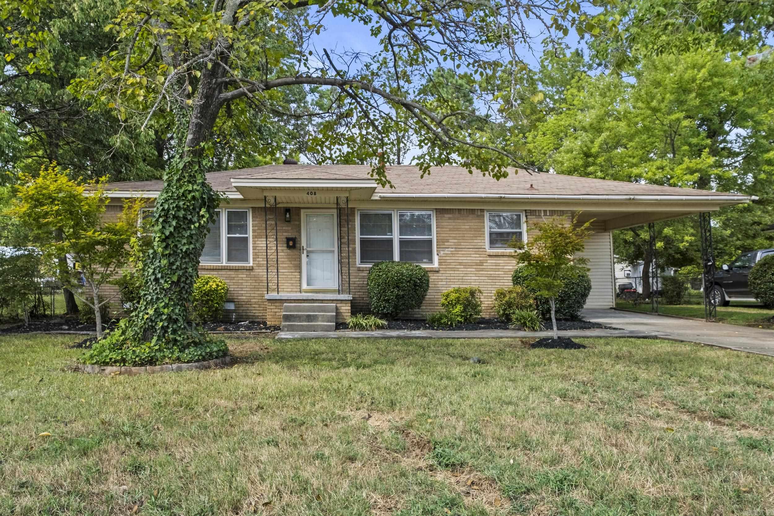 Just Listed in the Heart of Jacksonville! This beautifully remodeled 3 bedroom, 2 bath home offers 1,359 sq ft of modern comfort. Located right in the heart of Jacksonville, itās just minutes from schools, shopping, and the Little Rock Air Force Base! Inside, youāll find fresh updates throughout, giving it that move-in ready feel with a functional layout perfect for families or first-time buyers. Jacksonville, Arkansas 3 Bedrooms | 2 Bathrooms | 1,359 sq ft Donāt miss this one ā it wonāt last long!