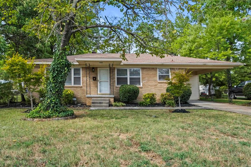 Just Listed in the Heart of Jacksonville! This beautifully remodeled 3 bedroom, 2 bath home offers 1,359 sq ft of modern comfort. Located right in the heart of Jacksonville, it’s just minutes from schools, shopping, and the Little Rock Air Force Base! Inside, you’ll find fresh updates throughout, giving it that move-in ready feel with a functional layout perfect for families or first-time buyers. Jacksonville, Arkansas 3 Bedrooms | 2 Bathrooms | 1,359 sq ft Don’t miss this one – it won’t last long!