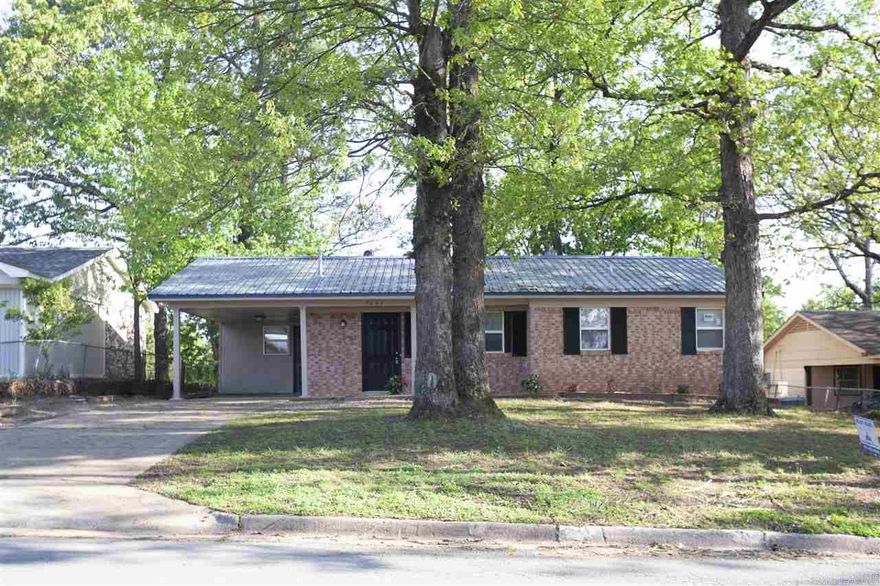 Great 3 bedroom, 1.5 bath located off Chicot in southwest Little Rock. Big backyard perfect for hosting!