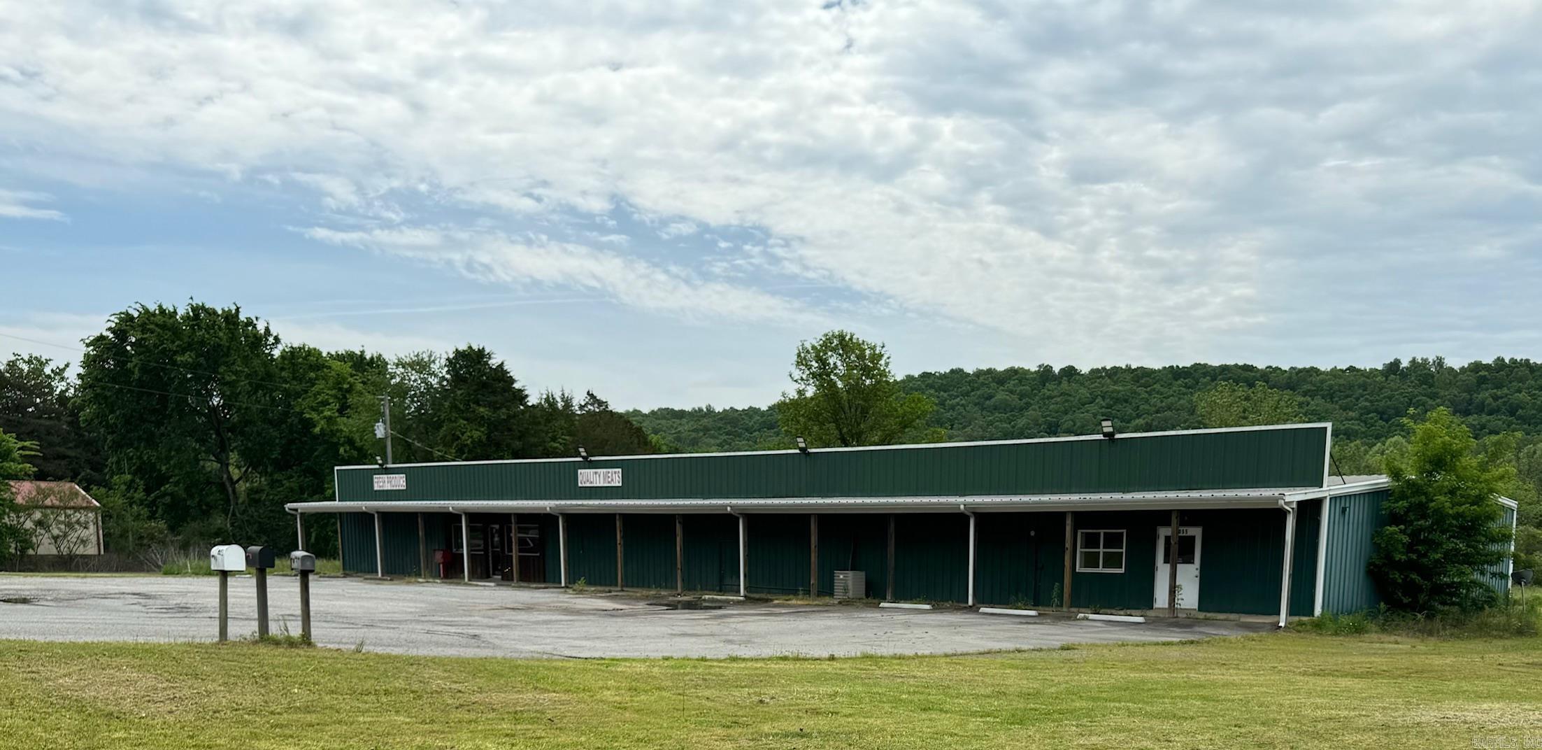 Former Carroll's Affiliated Food Store/Sherwood Grocery Store building. Great location for grocery store and or restaurant with plenty of parking and plenty of land for multiple uses! Property has gas, electric and city sewer! This property is located minutes from Cove Creek campground and launch area on Greers Ferry Lake.