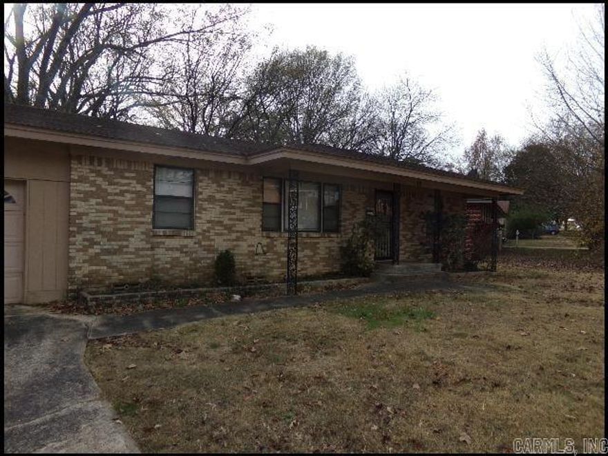 *LITTLE ROCK* MOVE IN SPECIAL: $200 OFF FIRST MONTHS RENT!! CHARMING HOME IN POINT O'WOODS SUBDIVISION!! This 3 Bedroom And 2 Bath Home Features Over 1,200 Sqft Of Living Space! Refrigerator, Gas Stove, And Dishwasher Provided In Kitchen! Washer/Dryer Hookups! Fenced Backyard! 2 Car Garage For Parking! AVAILABLE NOW!!! <a href='https://raineyrealty.com/virtualtour.php?r=SmZuaR'> Click here for a 360° Virtual Tour</a>