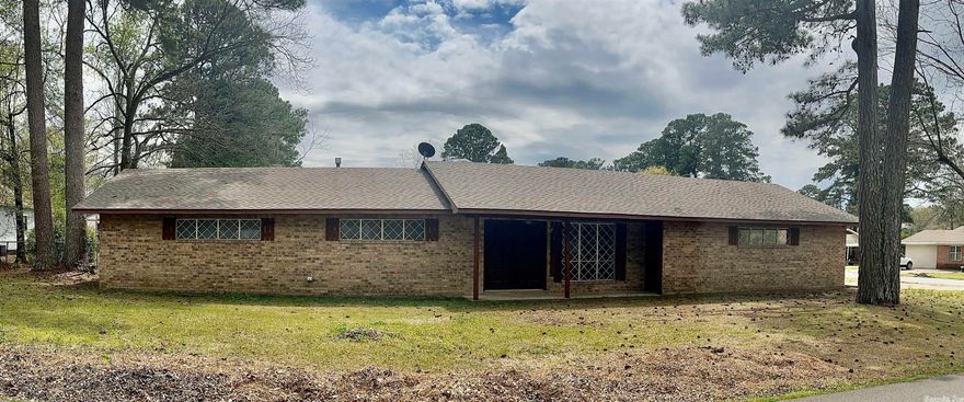 This 3BR/2BA brick home located in the Nashville school district is a great starter home or investment property. Open concept living area that's open to dining room. Features two car garage, shop with electric, nice breezeway that connects the home and shop.