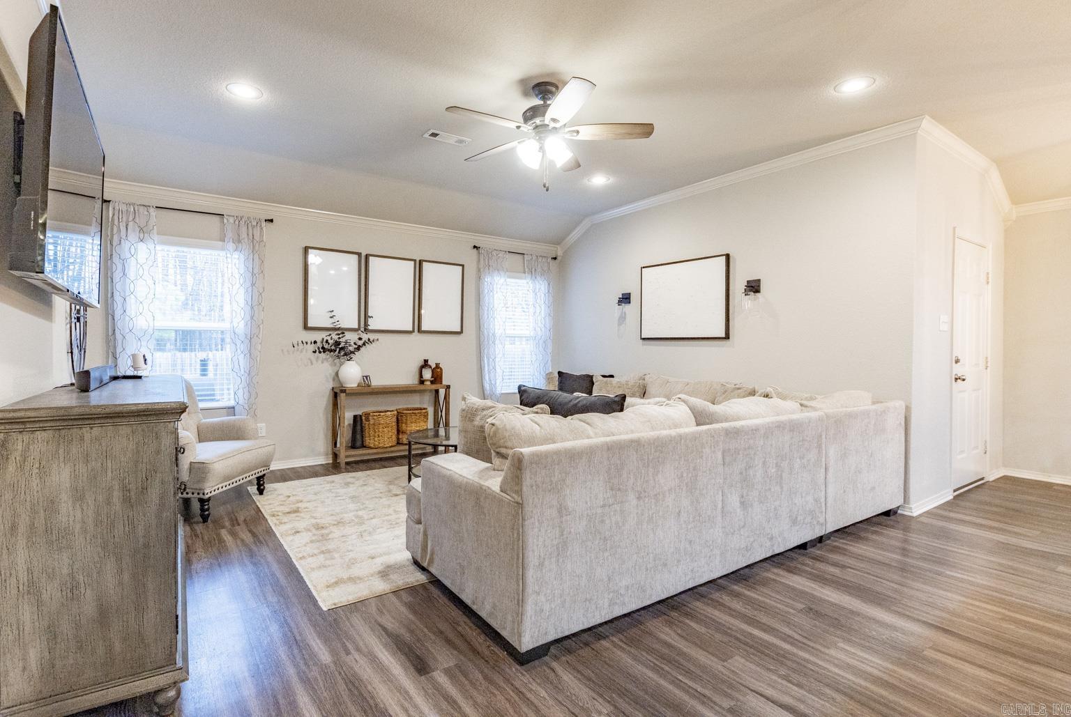 BENJAMIN GROVE - Residential