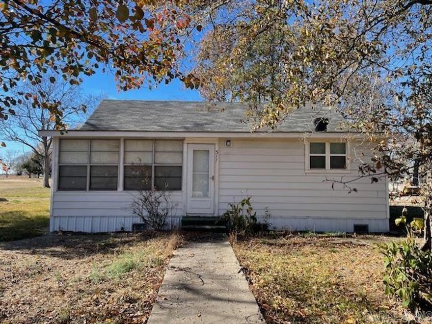 This is a great small home that would make a great small clubhouse for a duck club.  It comes fully furnished and has many possibilities.  Call to make it yours