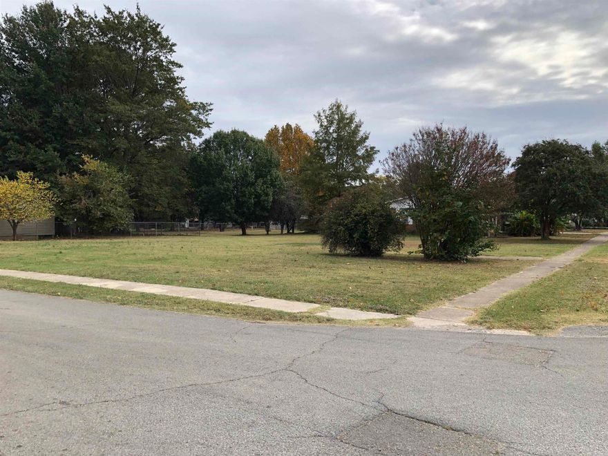 Nice CORNER Lot maintained. Just a few blocks from downtown Pruett street.