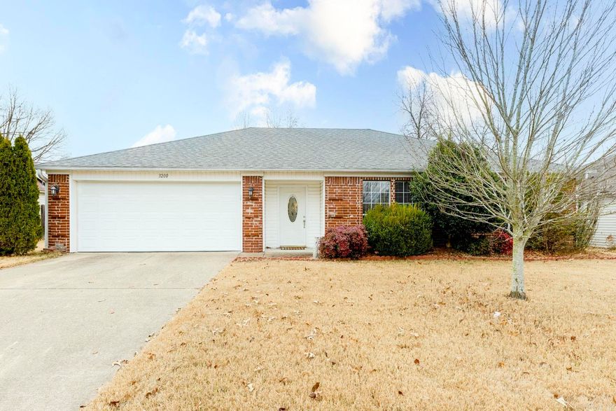 Come see this beautiful home conveniently close to Bryant schools and the interstate for a quick way to work! This move-in ready home comes with a gas fireplace, walk-in closets, and a big backyard perfect for your family.