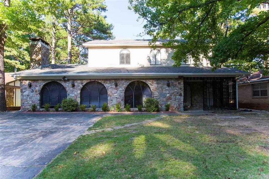 Beautiful Newly Renovated 4bd/2ba home in Little Rock . New kitchen ,new flooring throughout the house ! Large living room and den ! Breakfast room and wet bar ! Lots of yard space both front and backyard!! Lots of space throughout entire house This house is move in ready !!!  Please come check it out ! It won't last long  Give us a call 501-232-8964