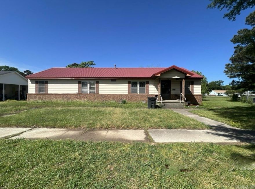 This 4BR/2BA is in East Camden and is close to the industrial park. This home is also in the Harmony Grove School District.   ****"Purchasers may use any lender they choose to finance the purchase of a property. However, the seller requires that all non-cash offers must be pre-qualified by Caliber Home Loans, Inc. prior to offer acceptance. For the free pre-qualification, contact Joseph Perrone at (719) 331-0555 or joseph.perrone@newrez.com."