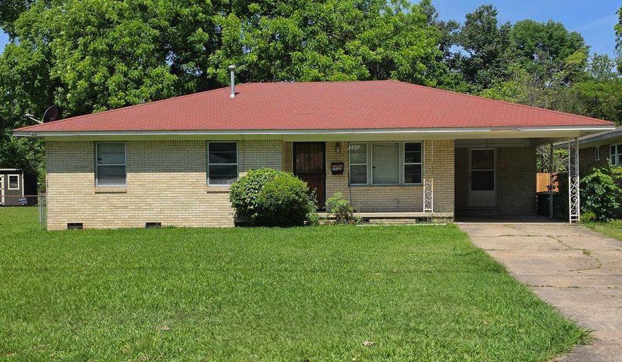 This charming 3-bedroom, 1.5-bathroom home is perfect as a starter home or investment property. It offers a spacious kitchen and living room area, plus a nice-sized backyard ideal for entertaining and relaxing. The interior is a little dated, but it offers a great opportunity to make it your own. With a little vision and updates, this home could be a great project with plenty of potential.