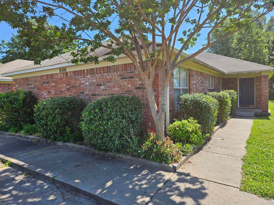 Great 2BD/1BA duplex in Conway that is in walking distance to UCA and CBC. All appliances included! Close to shopping, dining, and much more! There is a 25 lbs weight limit for pets unless they are a registered service animal. This property is managed by Hoffman Team so beware of scammers - we will never ask you to Cashapp us money. The lease for this property is for 18 months to 2 years with a 3% increase after the first year. Income must be 3x the amount of rent. Deposit, first month’s rent, and the $50 administration fee due before move in. This property does not accept section 8.