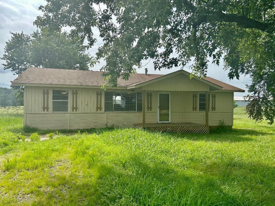 3/1 Central H/A Fresh Paint inside and out, remodeled bath