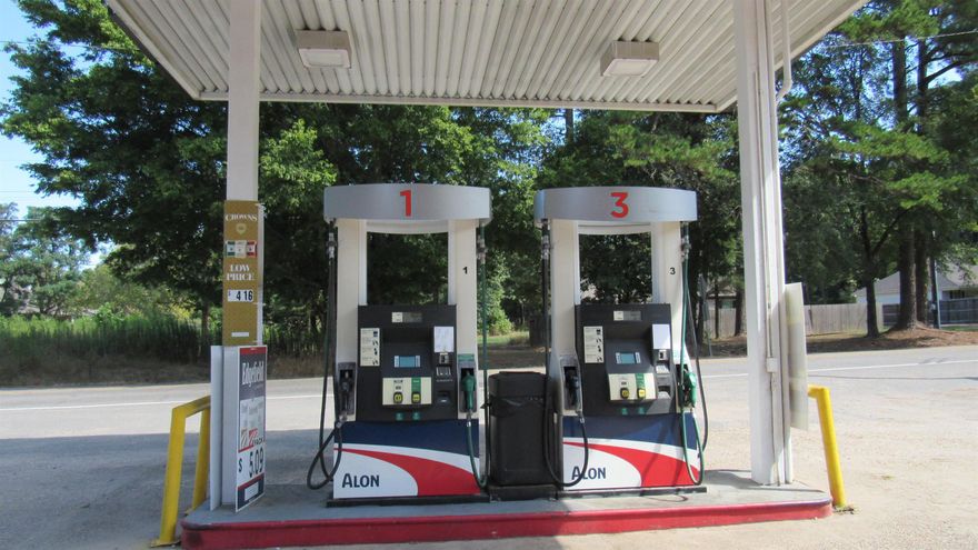 Excellent opportunity for increased income and profit from this, well placed Gas Mart on E Sardis Road in Mabelvale, Arkansas. This store has Restaurant facilities, Sells Alcohol, has lottery, and tobacco. It also has a residence attached for the future owner or as extra rental income. There is a 3rd building that can be leased out or used as storage. Note: Building square footage and lot dimensions are approximate Measuring Encouraged. Building age is unknown and the required age field is only an estimate to fill the required field.