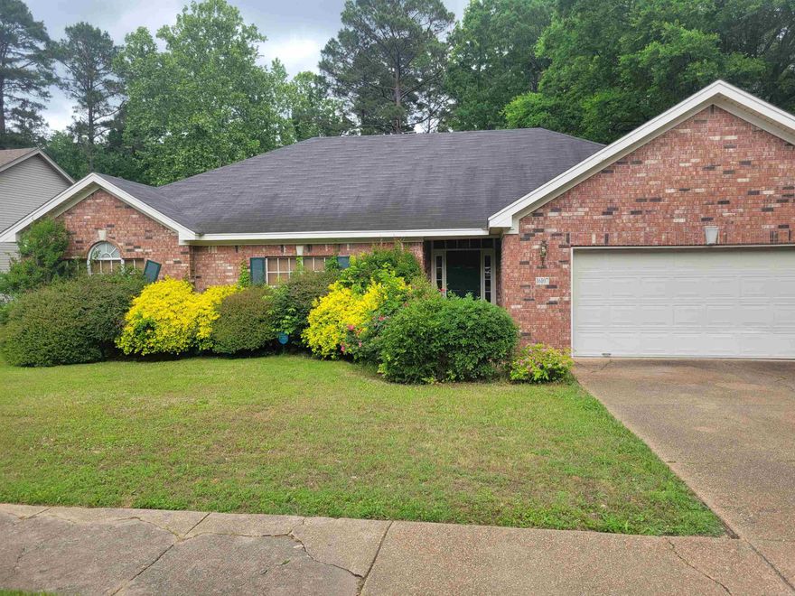 GREAT PROPERTY IN OTTER CREEK SUB, THIS IS A MUST SEE. EXTRA SITTING ROOM, BIG DECK ON THE BACK.