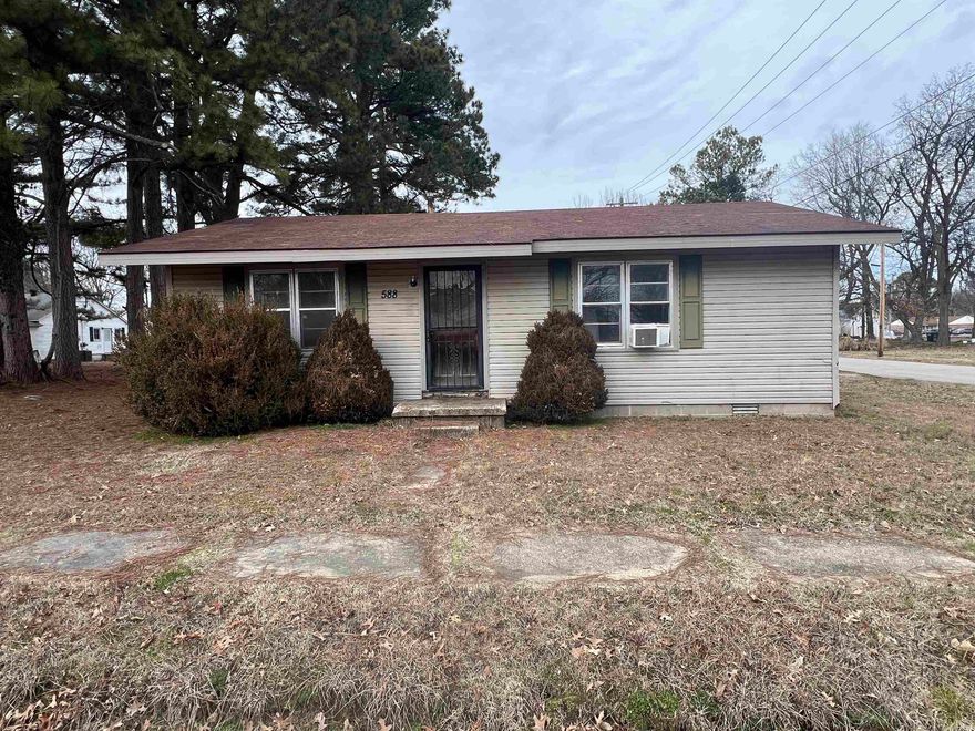 This 2 bedroom, 1 bath 864 sqft property will make a great flip house an investor.  It does have some flooring issues but it's sitting on a 100x40 corner lot not far from the schools.