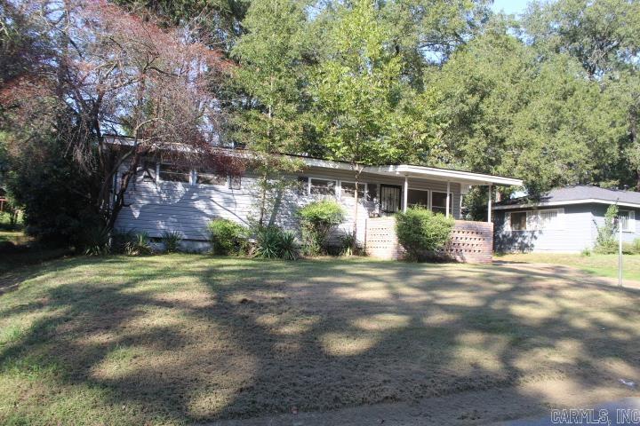 Lots of potential in this fixer upper. No Disclosure. To be sold AS IS. This property is now under auction terms. All bids must be submitted during the acution via the property's listing page at www.servicelinkauction.com. This sale ism subjedt toma 5% or $2,500.00 minimum buyer'spremium pursuant to the auction Terms and Conmditiojns. All bids will be subjedct tom seller approval (minimums may apply) Auction dates: 10/20/2025- 10/22/2025. Auction flyer in MLS docs online.