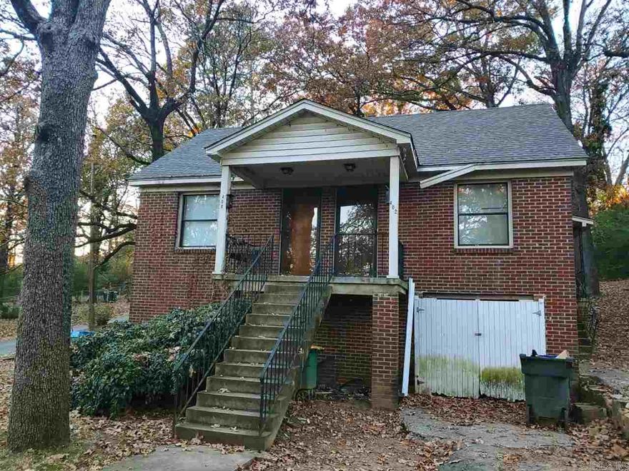 This is a 1 bedroom, 1 bath unit, move in ready, with hardwood flooring and new paint. Sitting in a convenient location of the popular Heights area, this property is only a few blocks from UAMS campus. Refrigerator included.  Applicants should have a gross household monthly income equal to or greater than 3X the monthly rent.  All information available at Deaton Group Realty. com/rentals, including self-showing instructions & application.