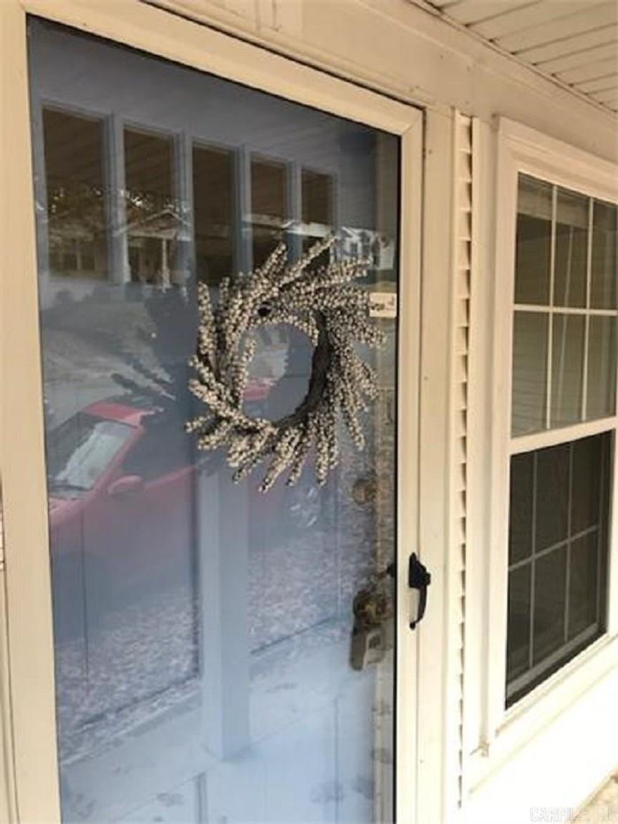 Left side of Duplex Located in Midtown, within close walking distance to UAMS. Parking in driveway or street. Pets welcome with owners approval and pet fee. No smoking. $675/month, one-year lease preferred. Comes with a refridgerator, oven and stove, and washer/dryer hookups.