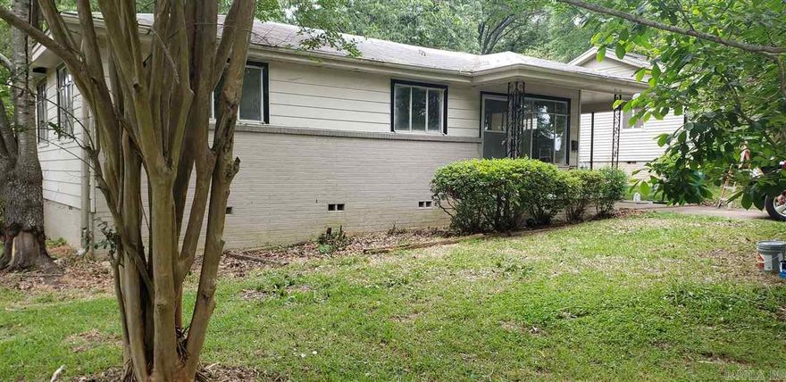 Beautiful 3 Bedroom home with Hardwoods on corner lot