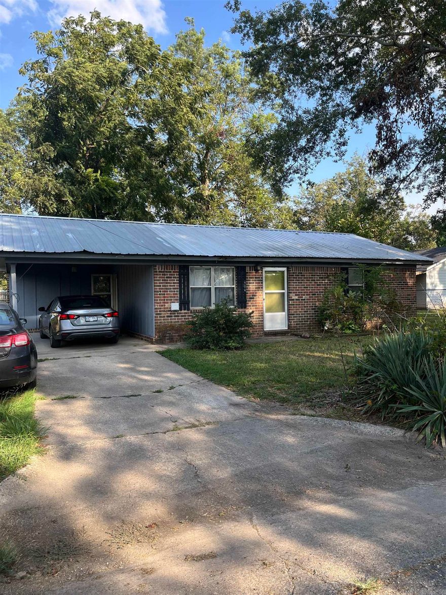 Charming 2-bedroom, 1-bath home in Dumas. This property is an affordable option for first-time homebuyers or a great investment opportunity. With plenty of potential, it’s ready for your updates and personal touch. Don’t miss out on this budget-friendly home—schedule your showing today!