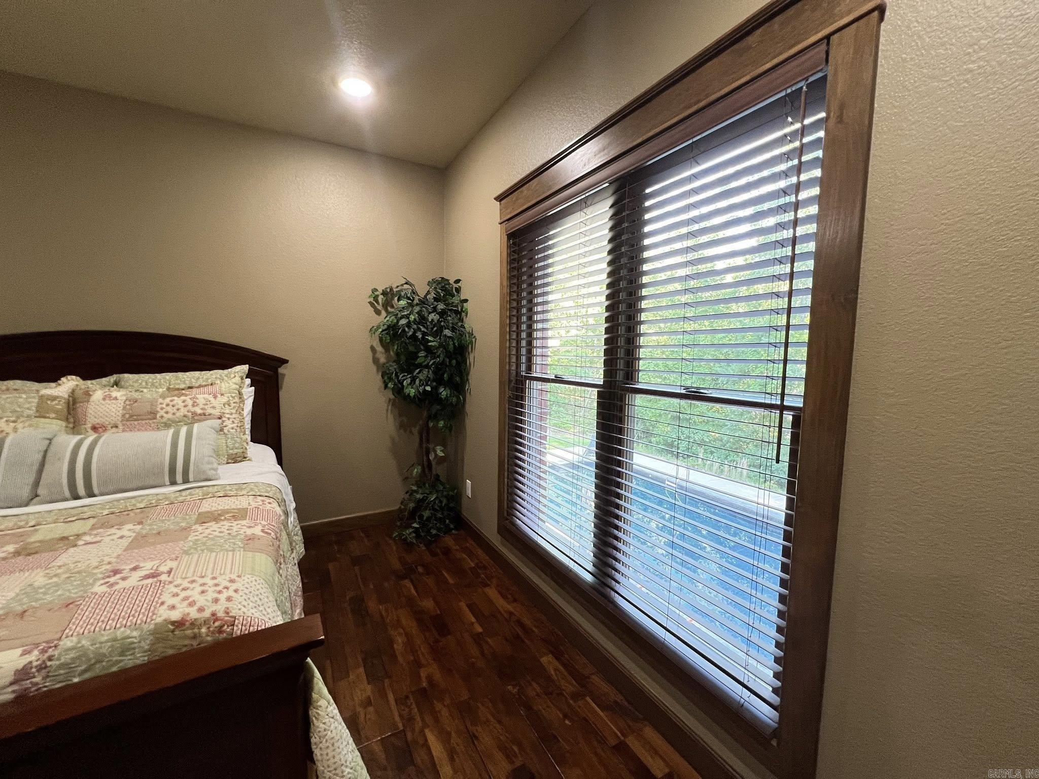 WOODLAND HILLS - Residential