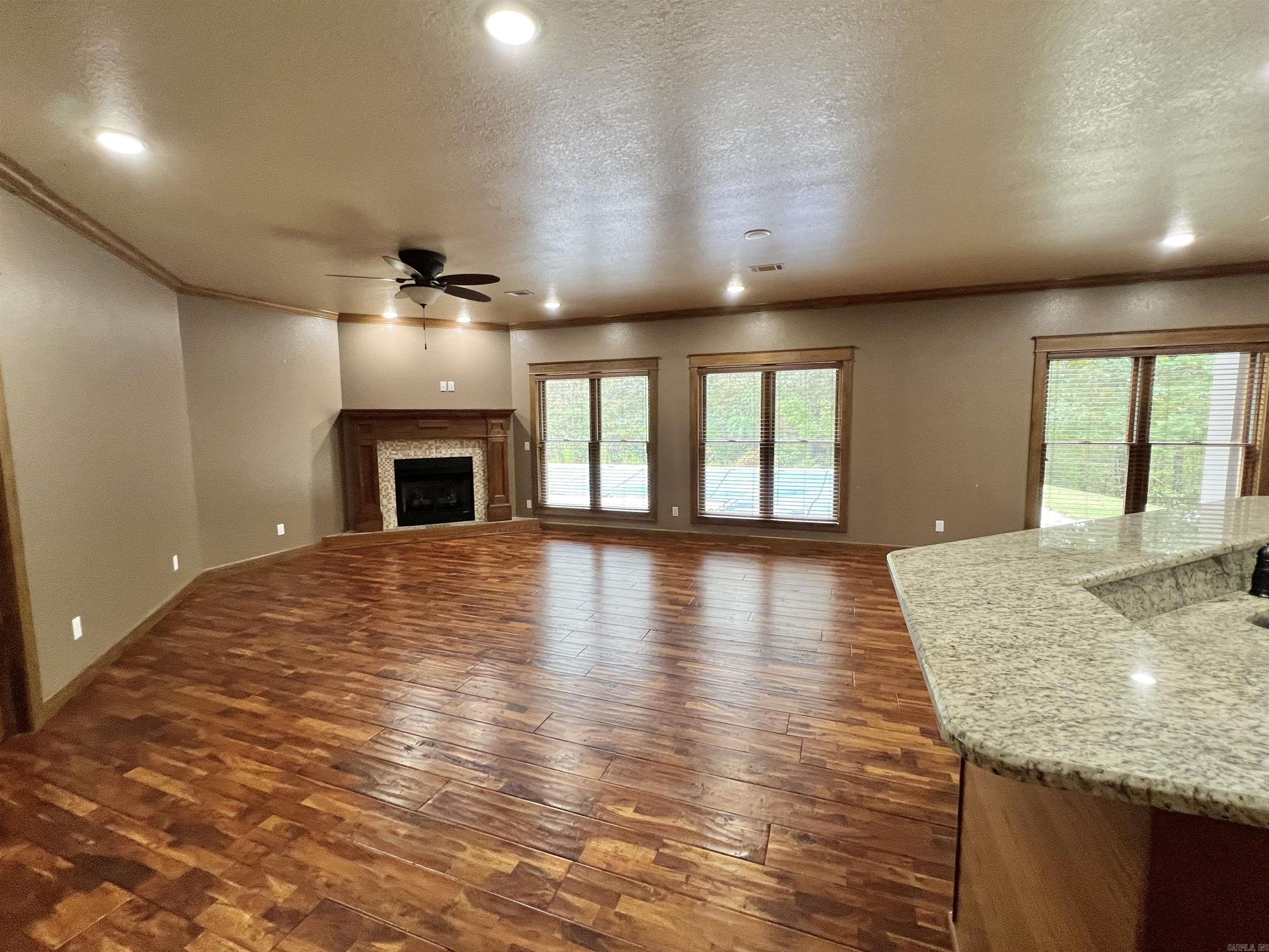 WOODLAND HILLS - Residential