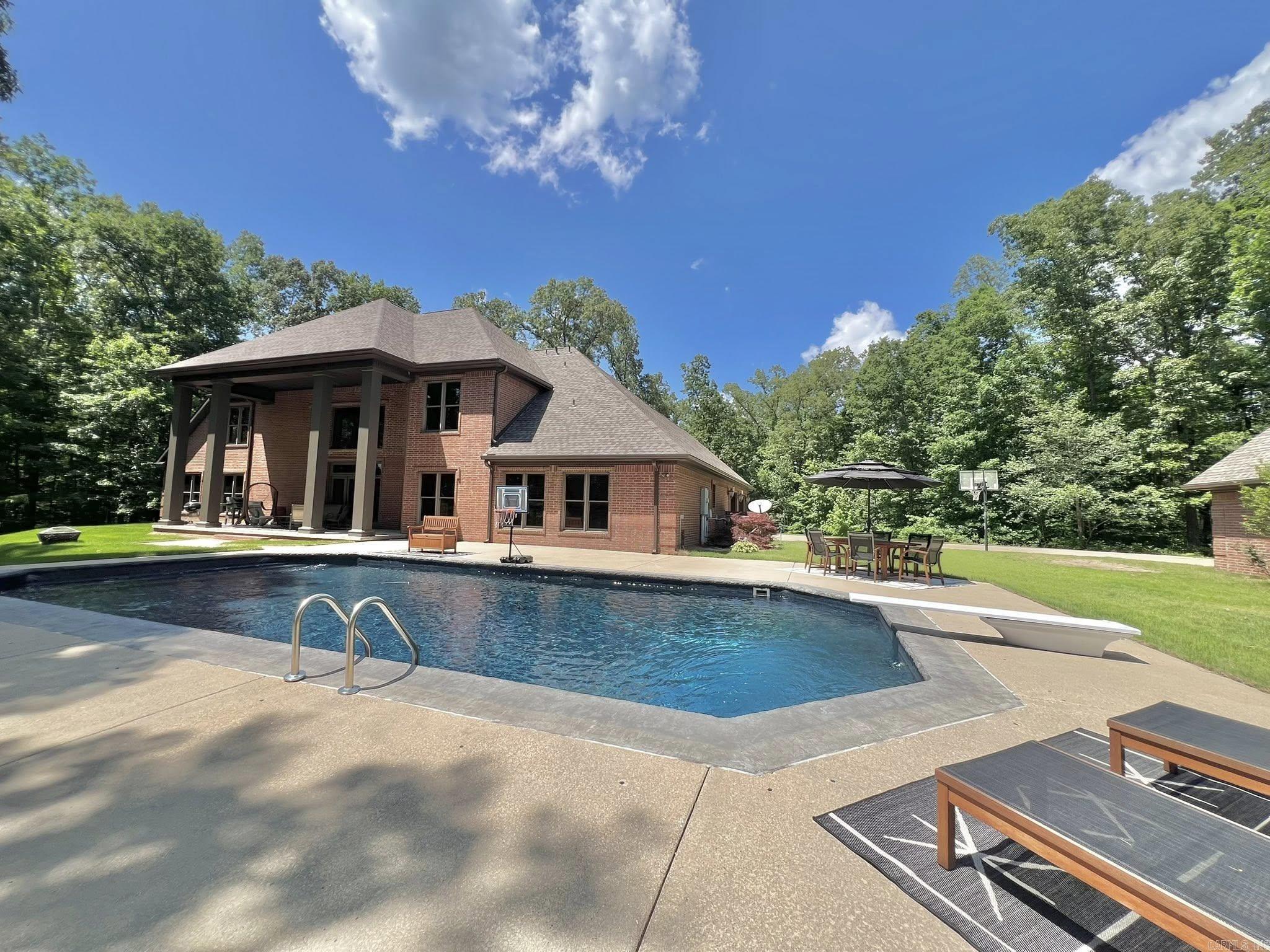 WOODLAND HILLS - Residential