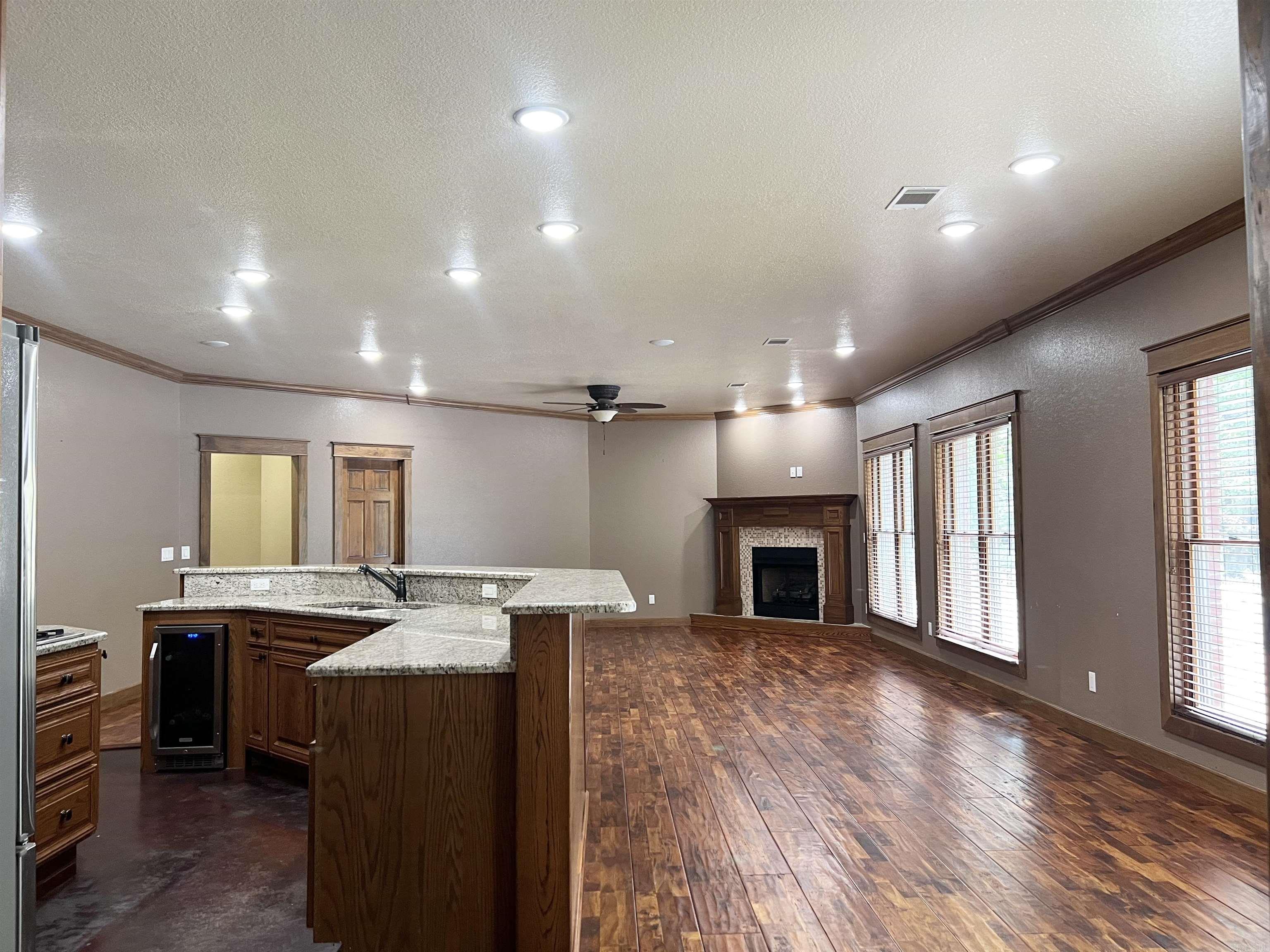 WOODLAND HILLS - Residential