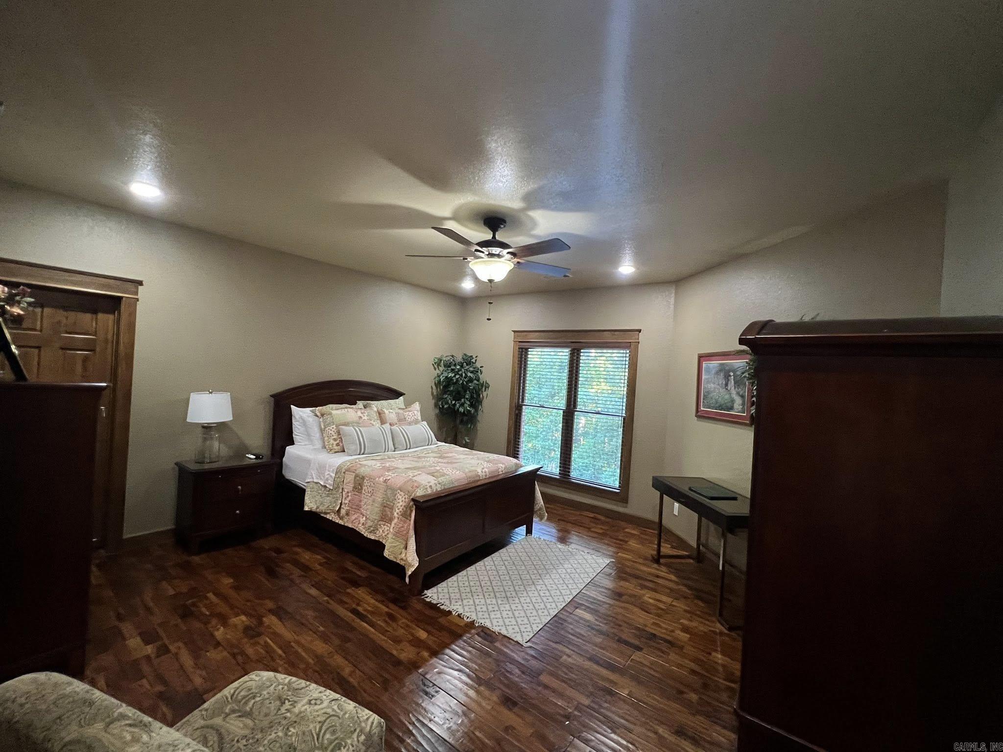 WOODLAND HILLS - Residential