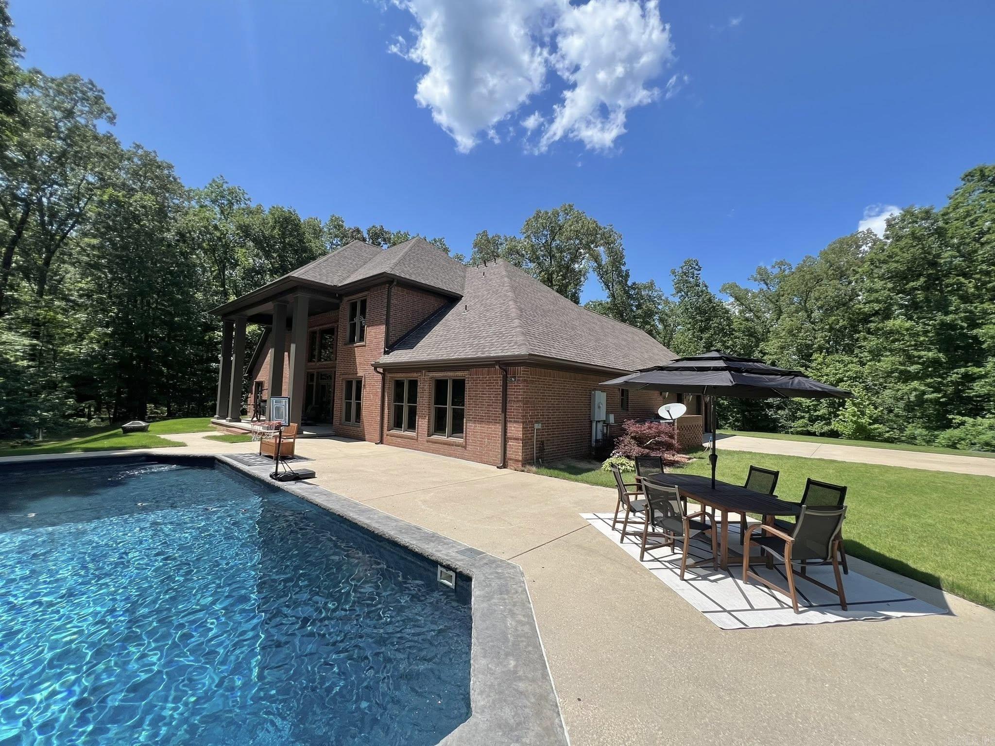 WOODLAND HILLS - Residential