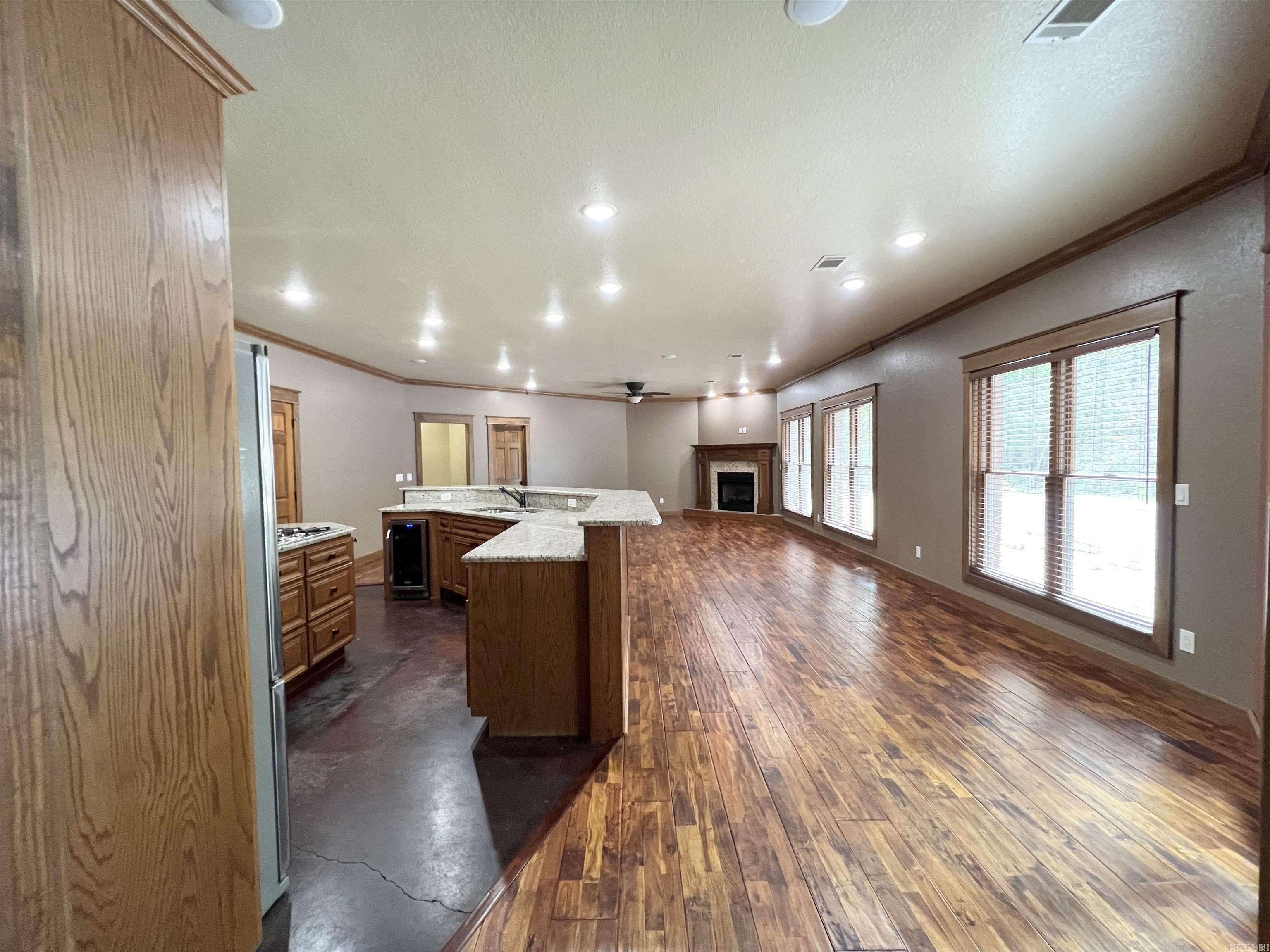 WOODLAND HILLS - Residential