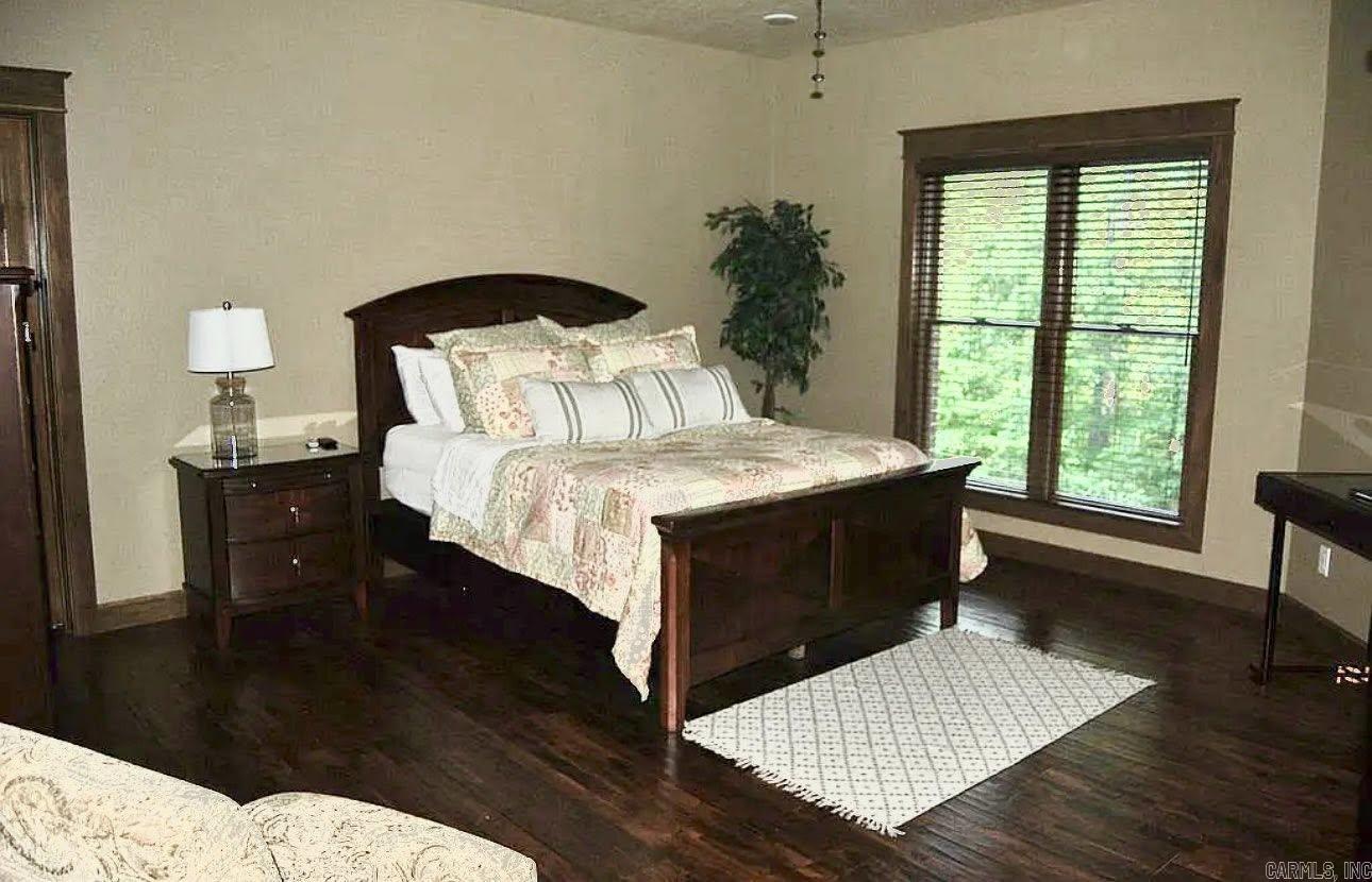 WOODLAND HILLS - Residential