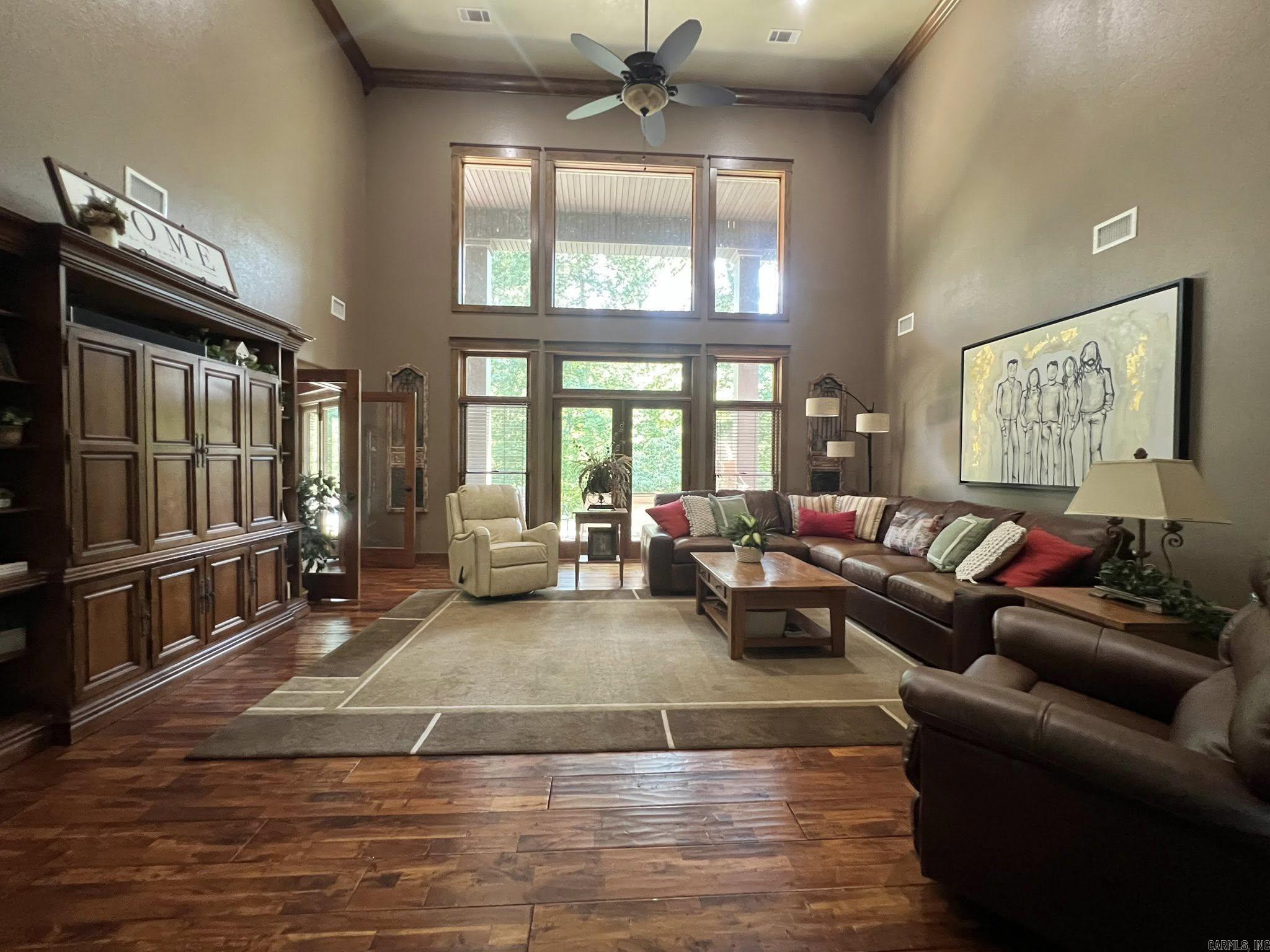 WOODLAND HILLS - Residential