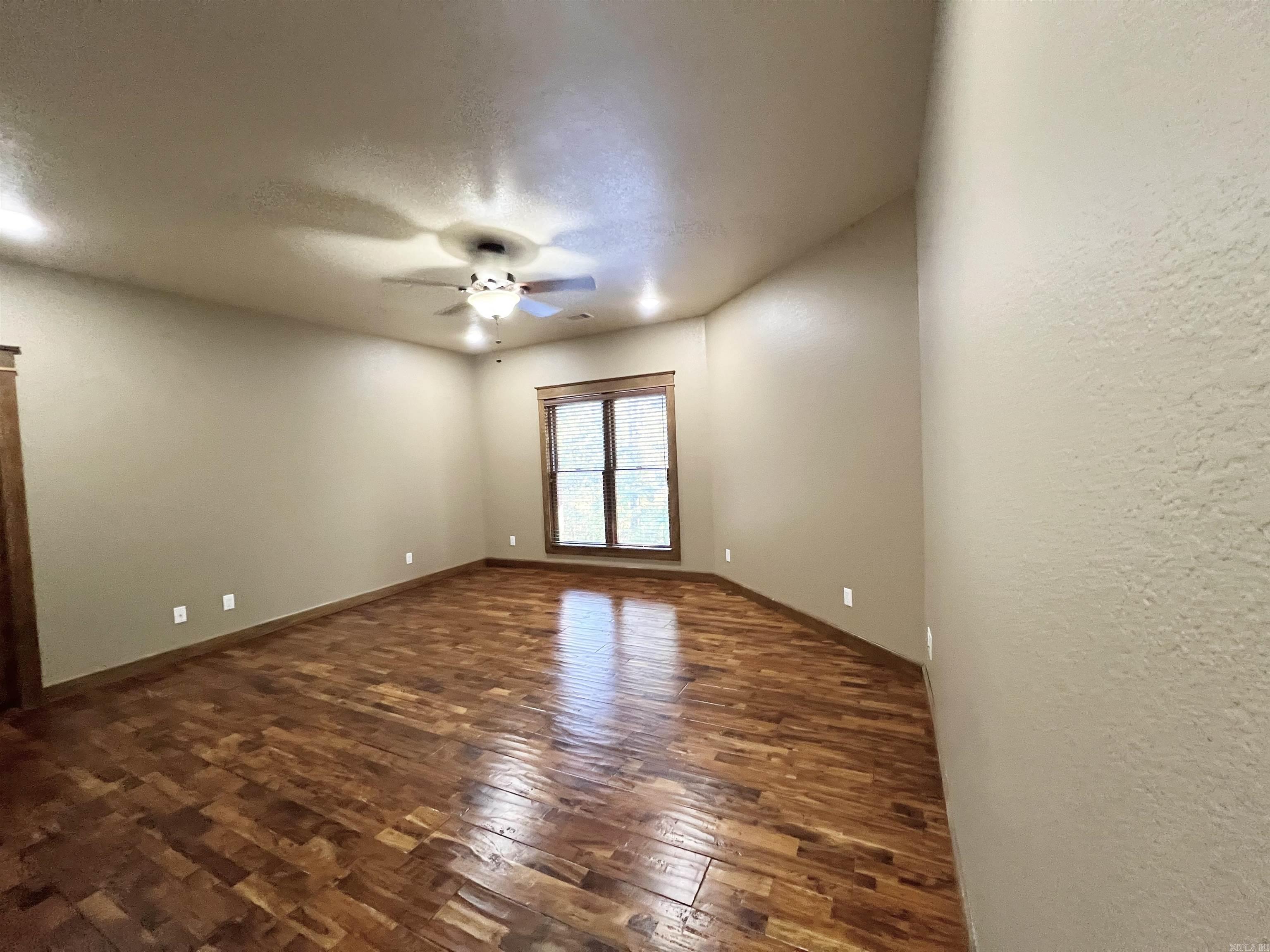 WOODLAND HILLS - Residential