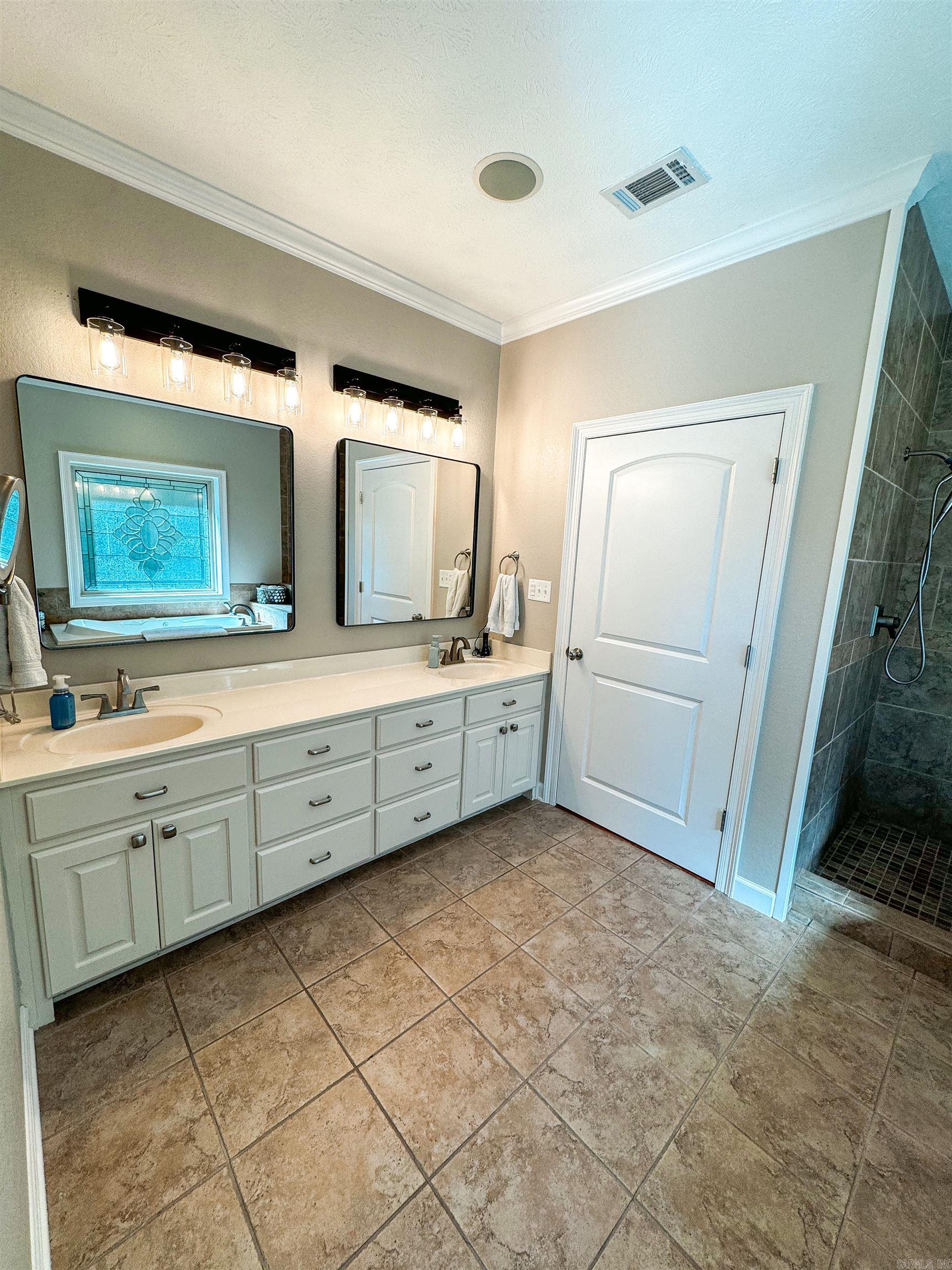 SOUTHERN HILLS EST - Residential