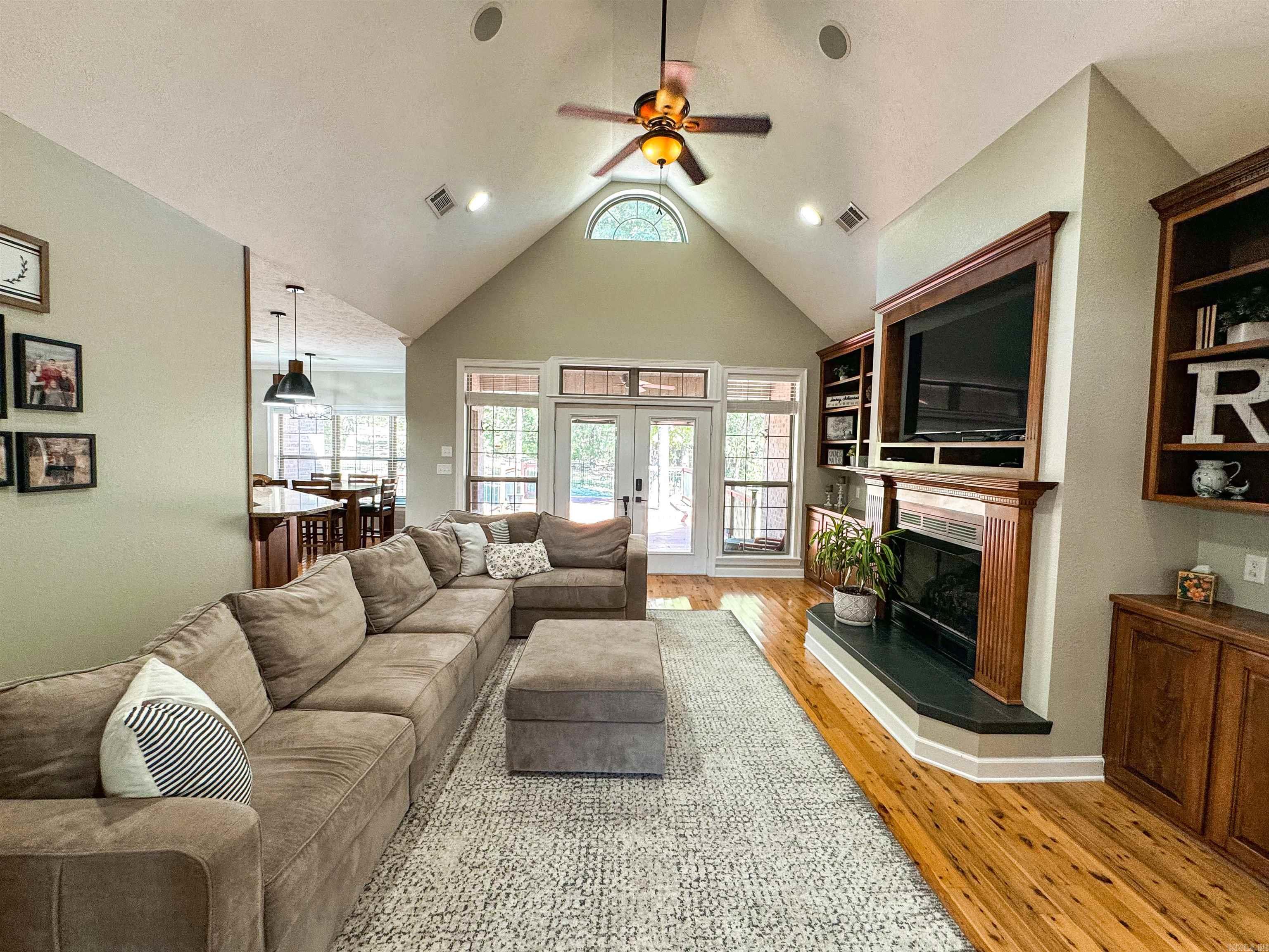 SOUTHERN HILLS EST - Residential