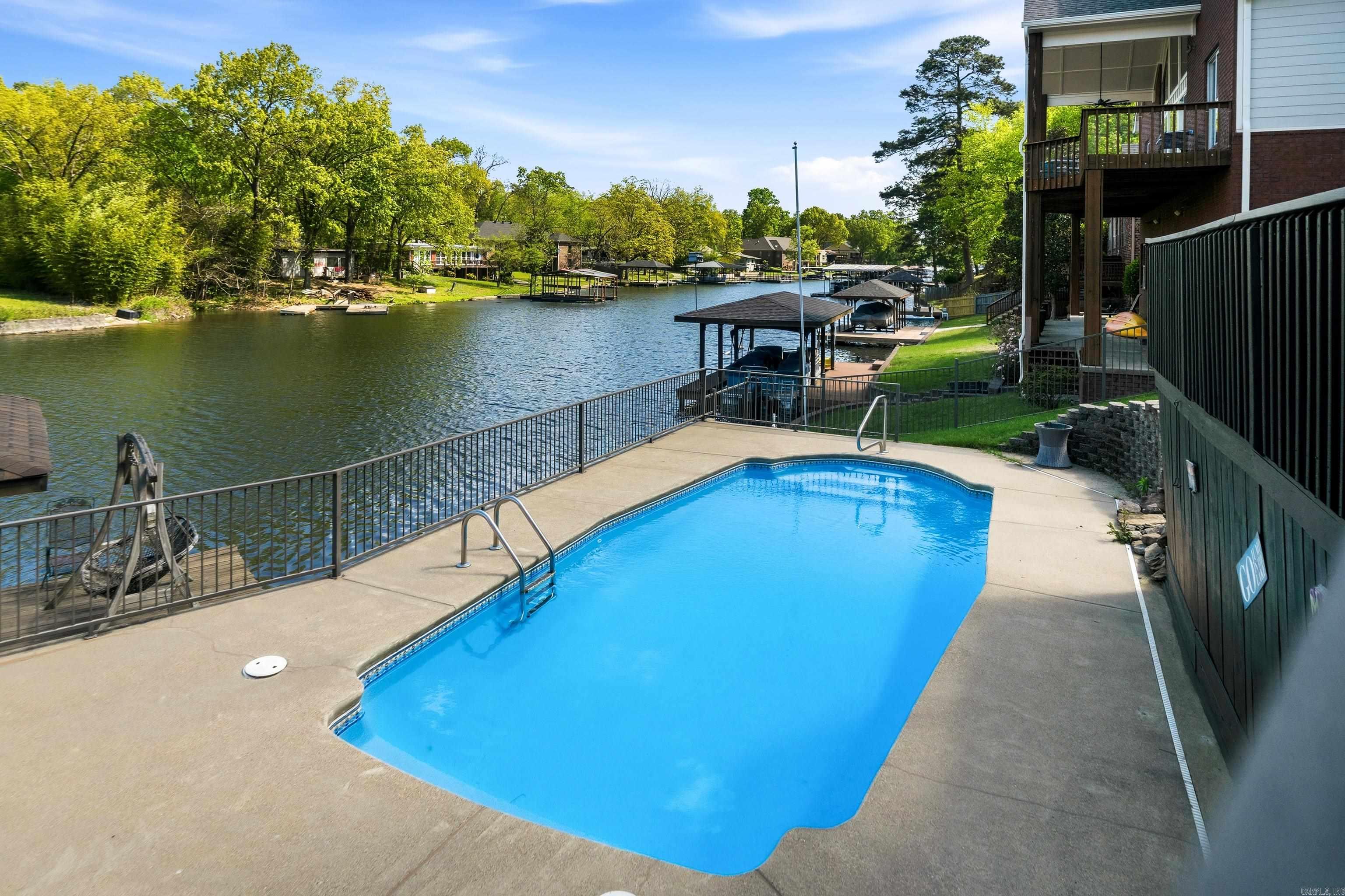 HUNTERS COVE - Residential