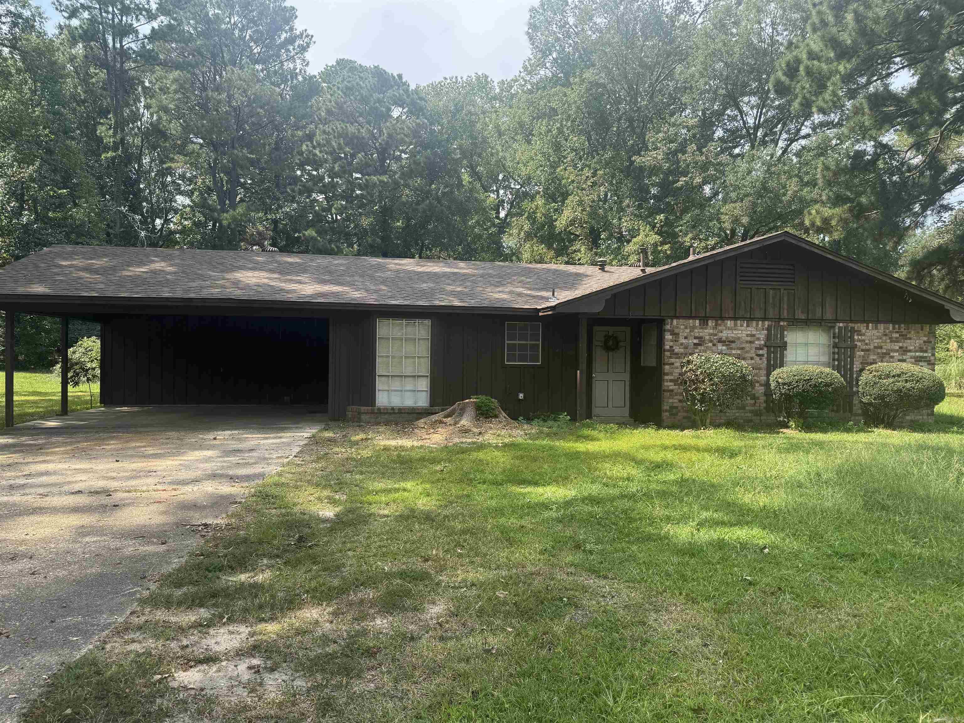3Br 2BA 1337 sqft, New Roof, New A/C unit, .80ac Just outside of city limits